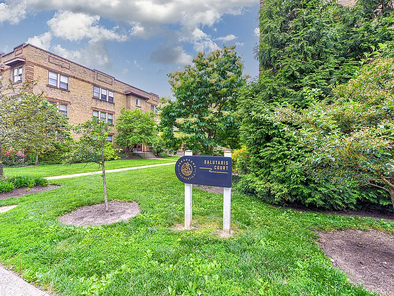 Salutaris Court — Photo 2