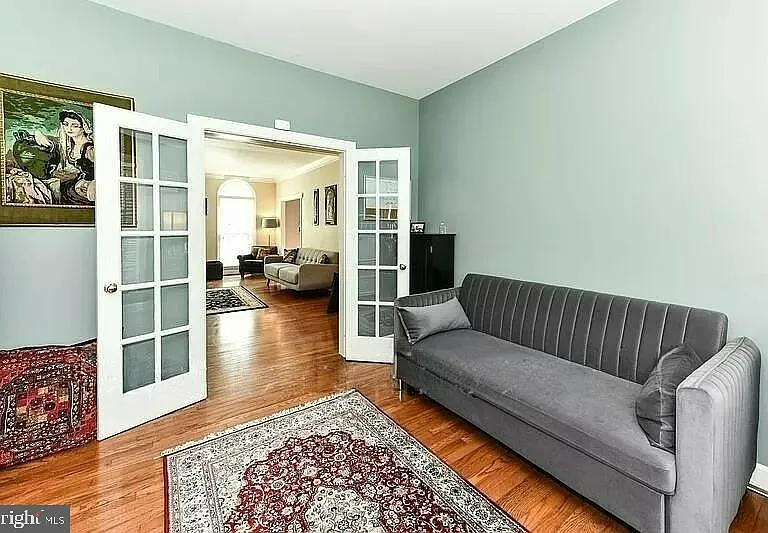 1088 Safa St — Photo 37