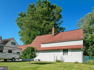 38 Hickory Ln, Levittown, PA