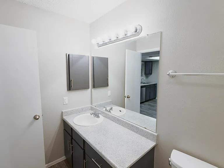 Hidden Oaks Apartments — Photo 23