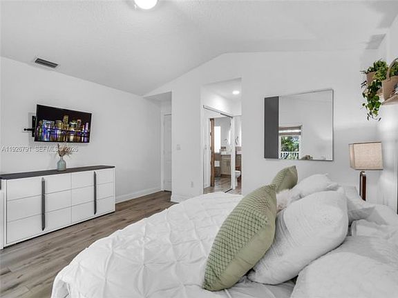 5th image of 15241 Wilshire Ct