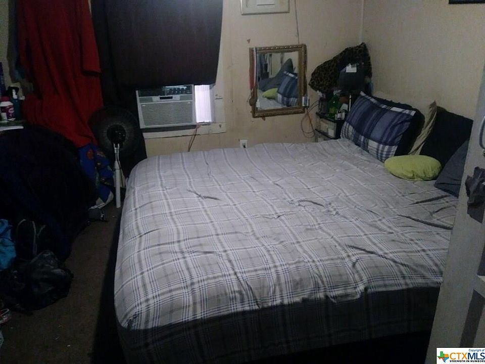 2nd image of 637 S Flores Cor