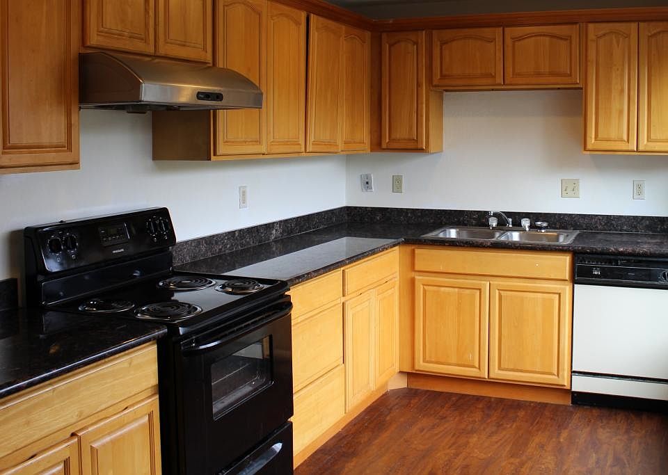 Kitchen w/Granite Counter