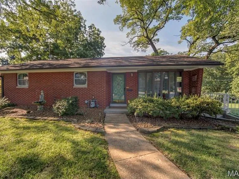 18 Dorchester Dr — Photo 1