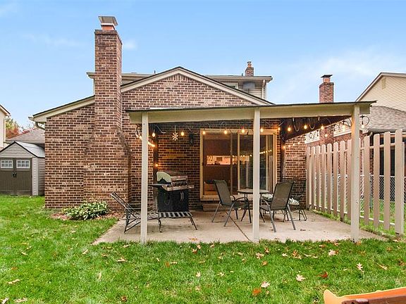 3rd image of 44809 Leslie Ln