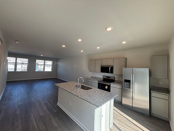 5th image of 159 Willett Hollow St