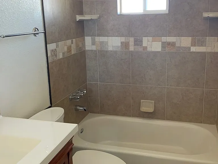 2737 Lillie Ave — Photo 8