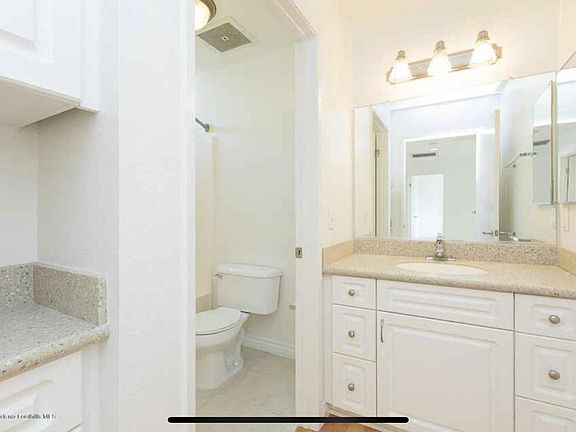 Shared bathroom on 2nd floor (not shared by the master)