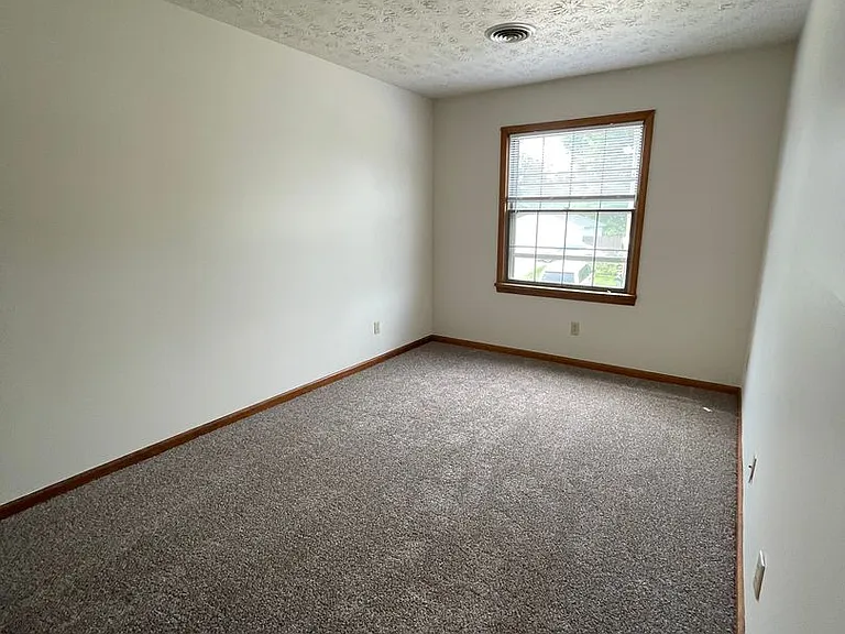 Lynn-Gail Apartments — Photo 9