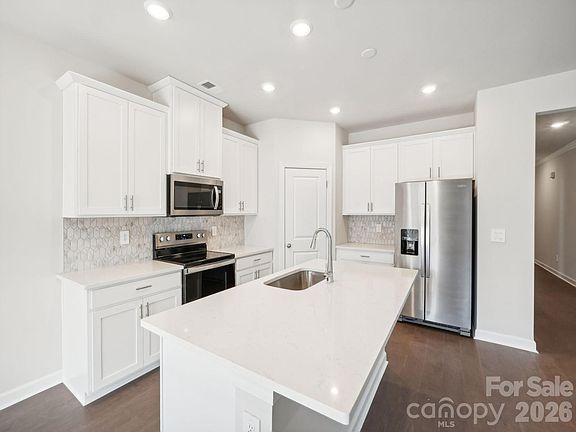 5th image of 2412 Chartwell St
