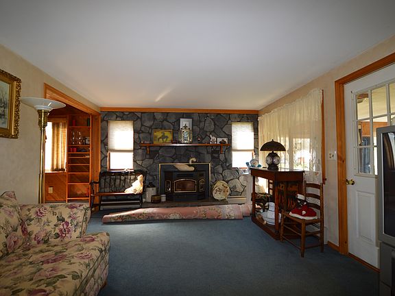 4th image of 4 Cherry Ln