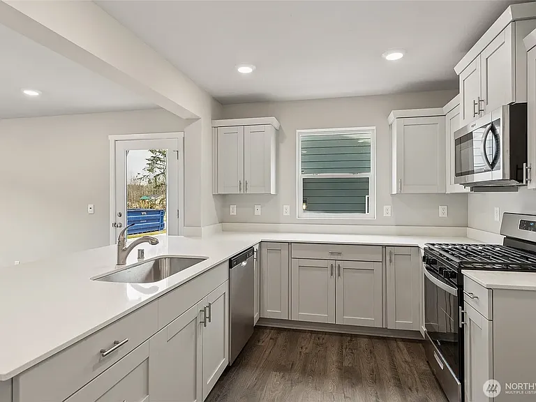 2126 Trailside Dr NE — Photo 4