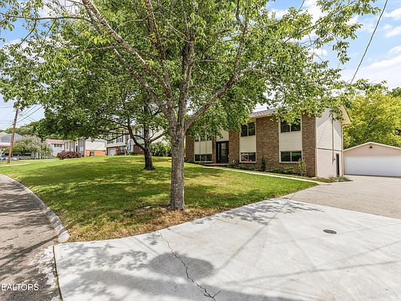 3rd image of 7822 Stillbrook Ln