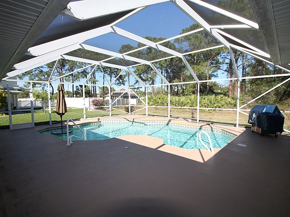 Screen Pool w/ huge Deck