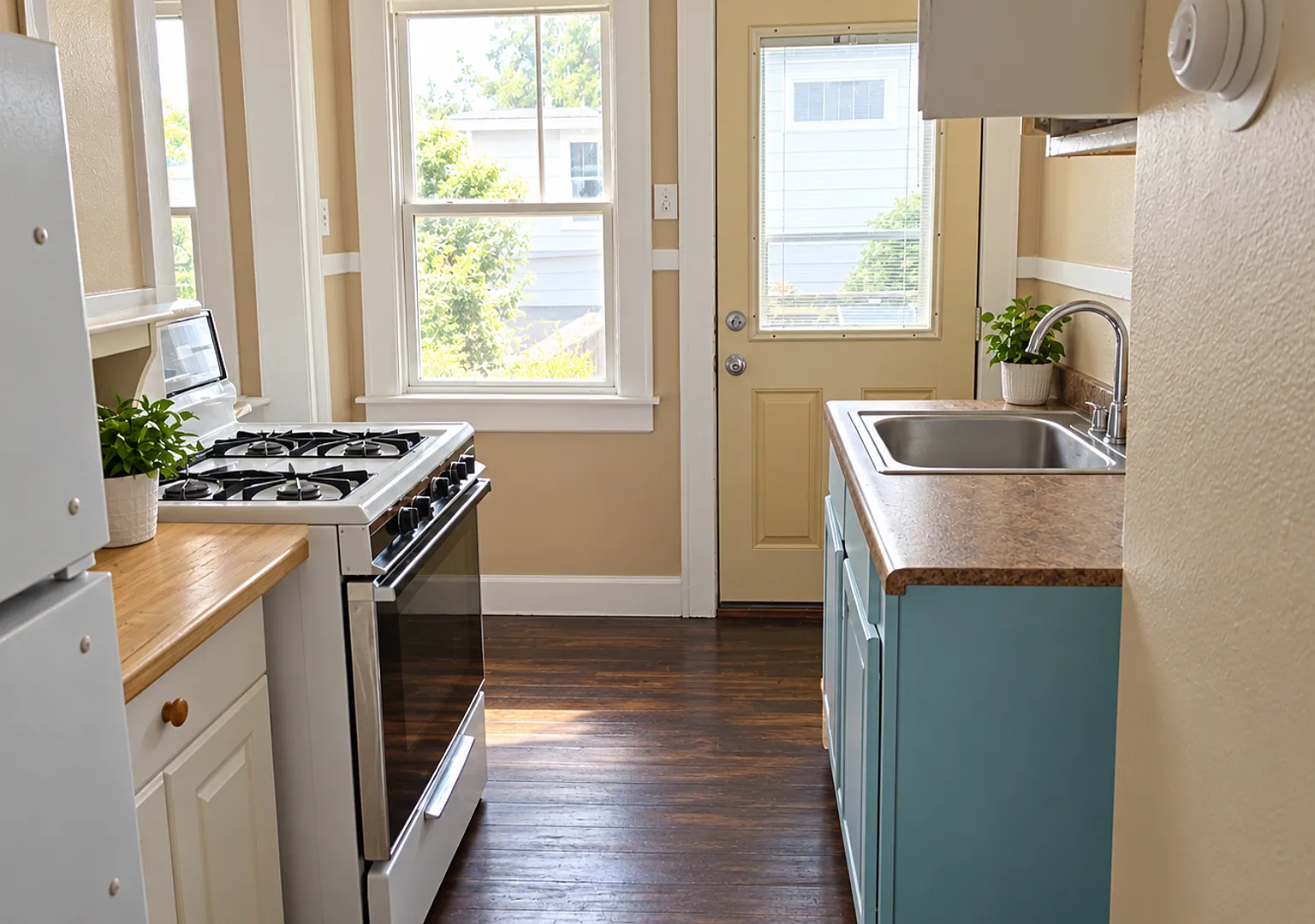 Charming 1-Bedroom Near Downtown St. Paul | Hardwood Floors, Garden & Skyline Views — Photo 1