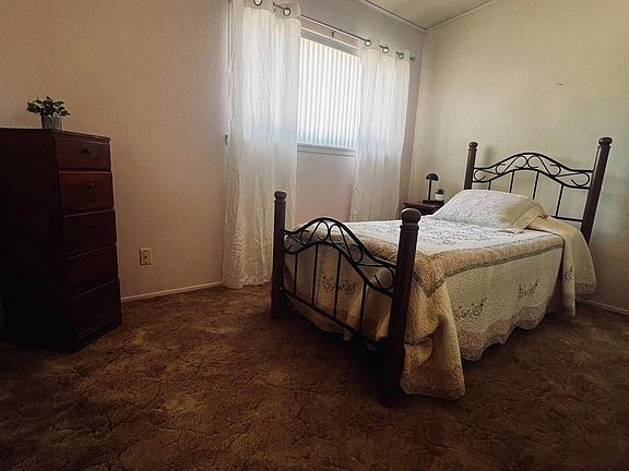 5th image of 832 Truman Ave