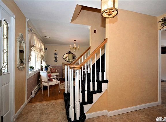 3rd image of 19 Canterbury Ln