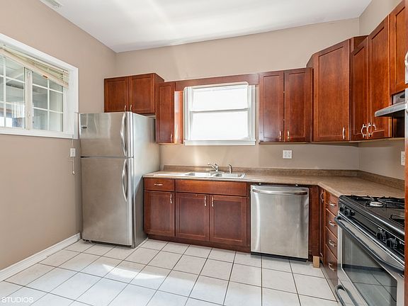 5th image of 2519 N Maplewood Ave Floor 2