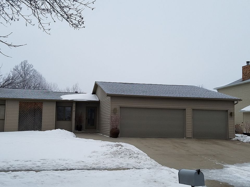 3 car garage/quiet street