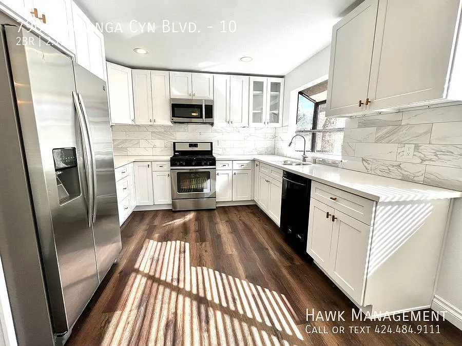 Gorgeous 2 Bedroom 2 1/2 Bath Condo With a Spacious Layout in Canoga Park! — Photo 2