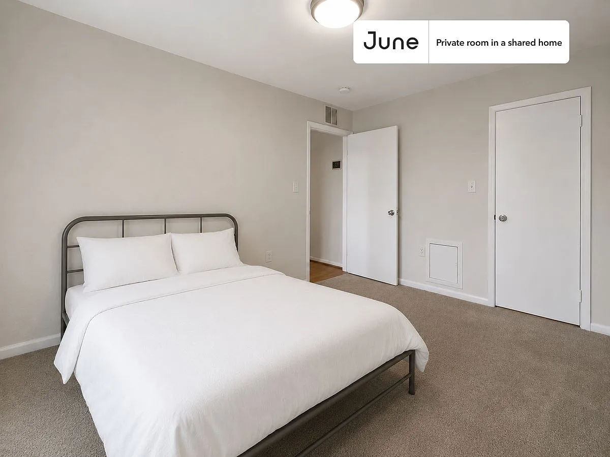 Full bedroom in 5 bed/2 bath home in Logan Circle #416 2B — Photo 1