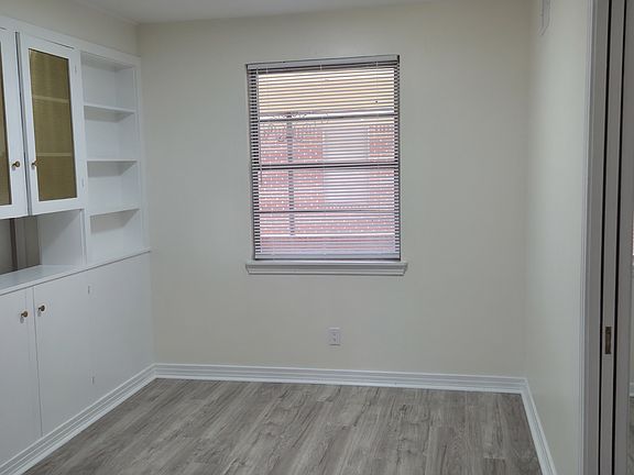 3rd image of 802 Camilla Dr