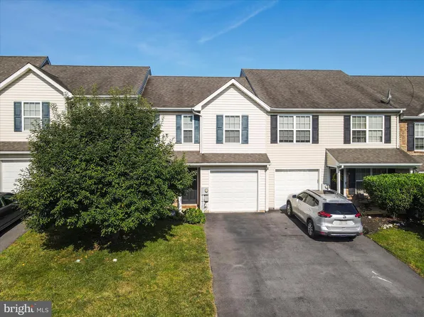 24 Fuzzy Tail Dr, Ranson, WV 25438