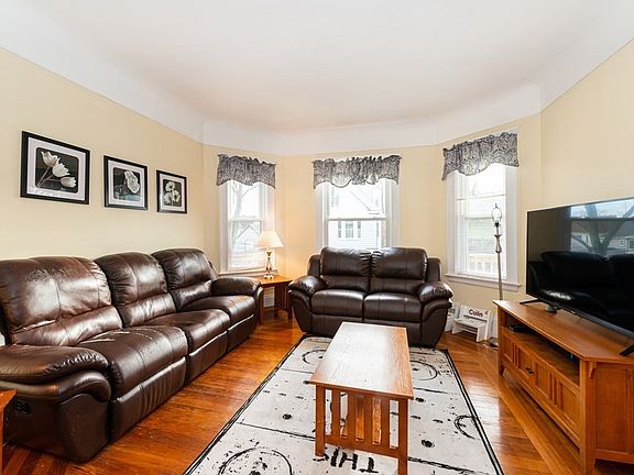 2nd image of 20 Seymour St #2