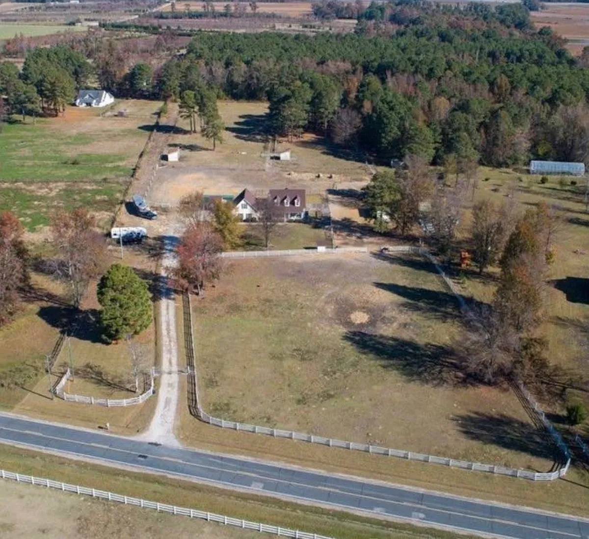 Building Photo - 702 McGougan Rd