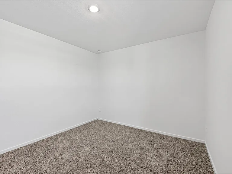 407 Robin St — Photo 31