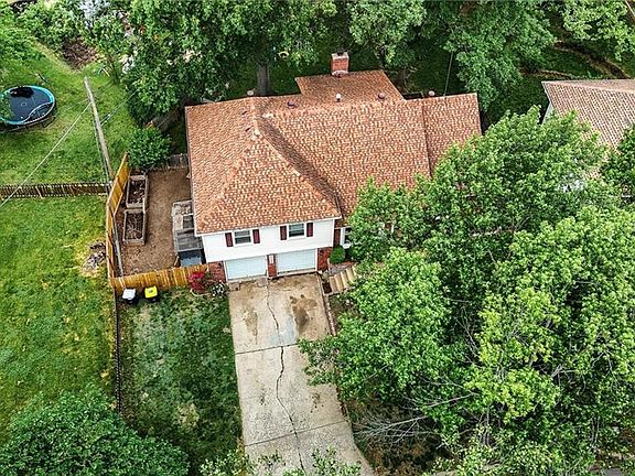 3rd image of 9726 Woodland Ln