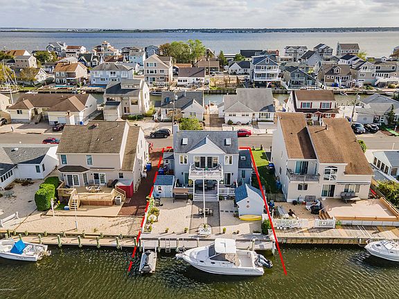 3rd image of 16 Venetian Ct