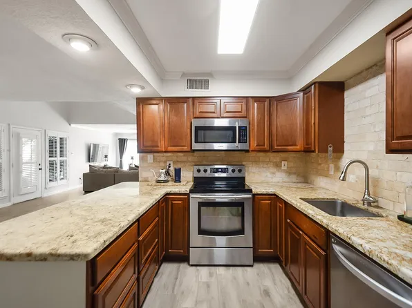62 Chervil Cmn, Lake Jackson, TX 77566