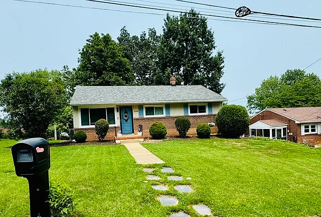 208 Surrey Rd — Photo 2