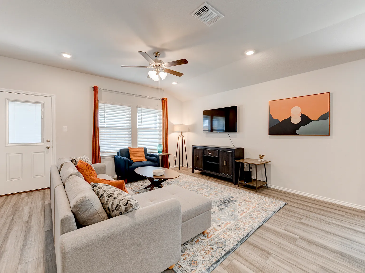 4 bed, 1600 sqft, $4,000 — Photo 1