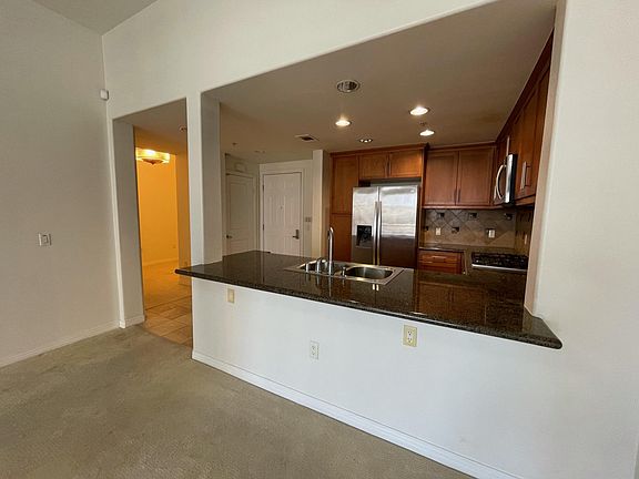 2nd image of 931 E Walnut St Unit 607