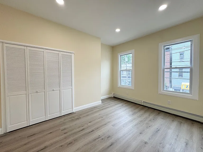 1166 Summit Ave #2R — Photo 10