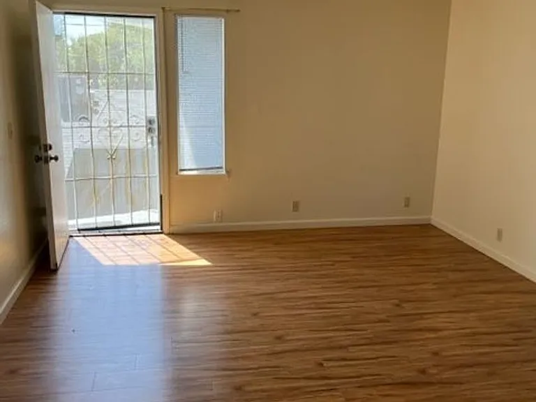 420 N Maple Ave — Photo 3