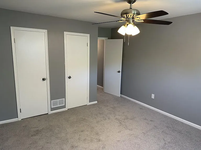 8 Colonial Ct — Photo 3