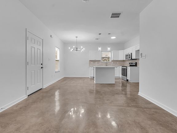 3rd image of 1370 Dow Pl