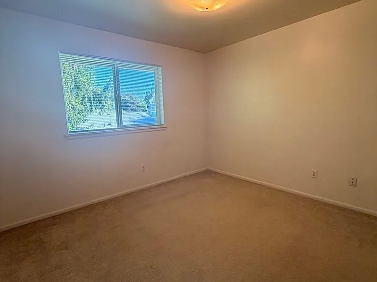 1683 Ono Ave — Photo 10