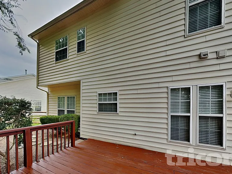 1002 Hollingdale Ct — Photo 17