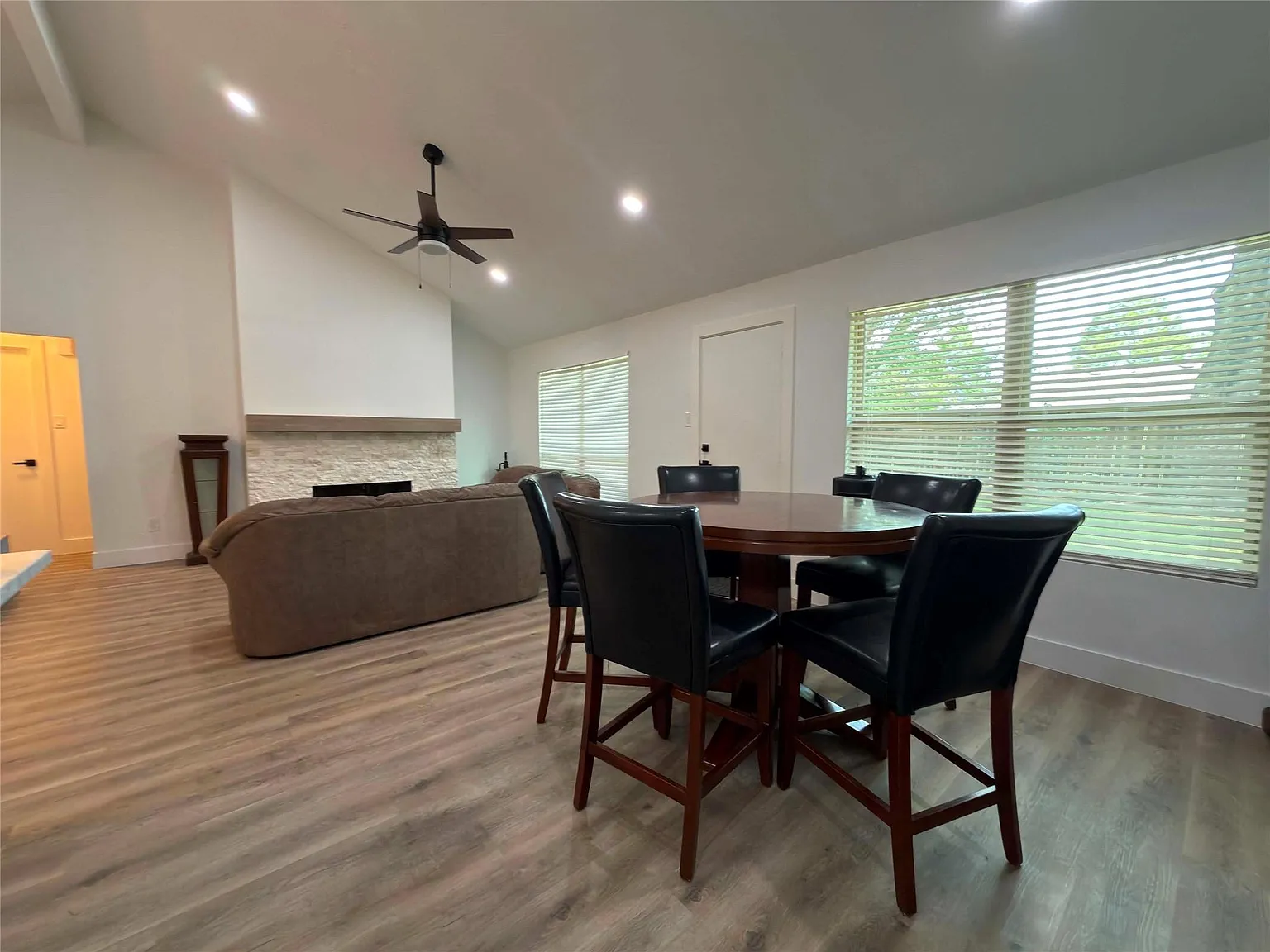 3 bed, 2.0 bath, 1406 sqft, $2,400 — Photo 4
