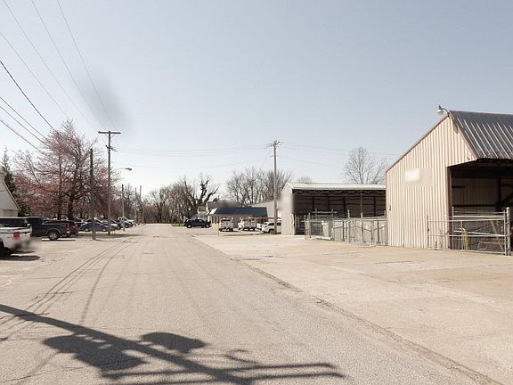 4th image of 1325 N Harlan Ave