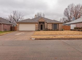 902 Rio Vista Ln, Arlington, TX 76017