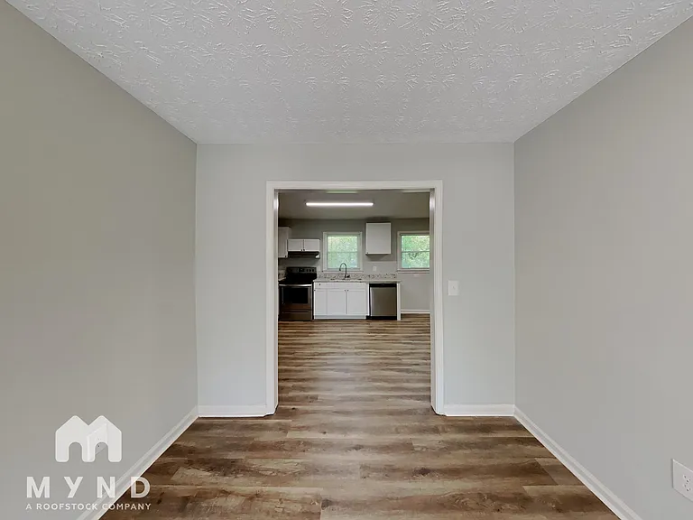 2728 Columbia Dr — Photo 6