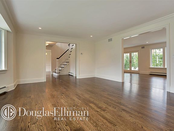 5th image of 21 Hewlett Dr