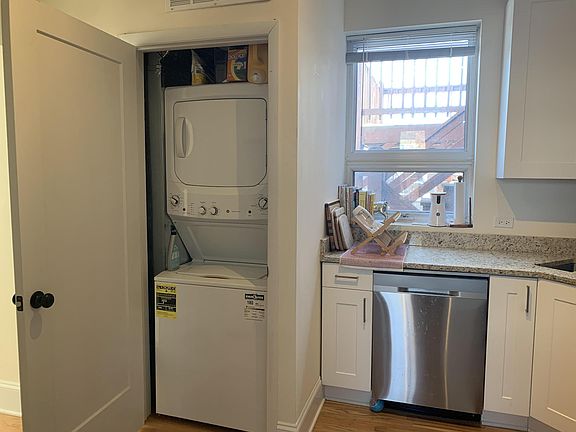 3rd image of 1949 N Hudson Ave APT 3R