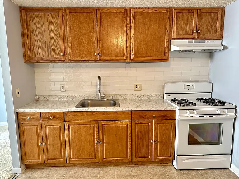 549 Pine St #17 — Photo 6