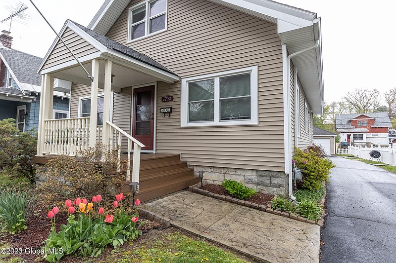2nd image of 1252 Keyes Avenue